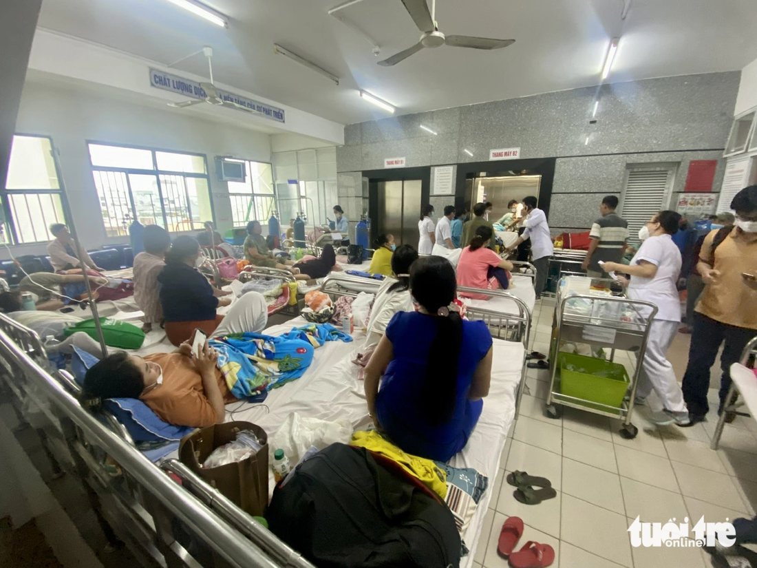 Khoa nội hô hấp - miễn dịch dị ứng Bệnh viện Đà Nẵng quá tải, phải kê thêm giường bệnh ngoài tiền sảnh.