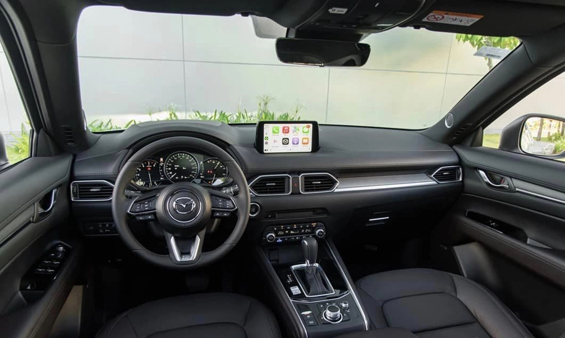 Nội thất gần như không thay đổi. Những điểm nâng cấp chính trên bản facelift có màn hình 7 inch sau vô lăng, kết nối Apple CarPlay không dây, sưởi ghế và vô lăng (bản Exclusive có thêm sưởi ghế sau), lẫy chuyển số sau vô lăng và gương chống chói tự động tràn viền. Bản Exclusive cao cấp hơn ở vật liệu da ghế Nappa - Ảnh: Đại lý Mazda/Facebook