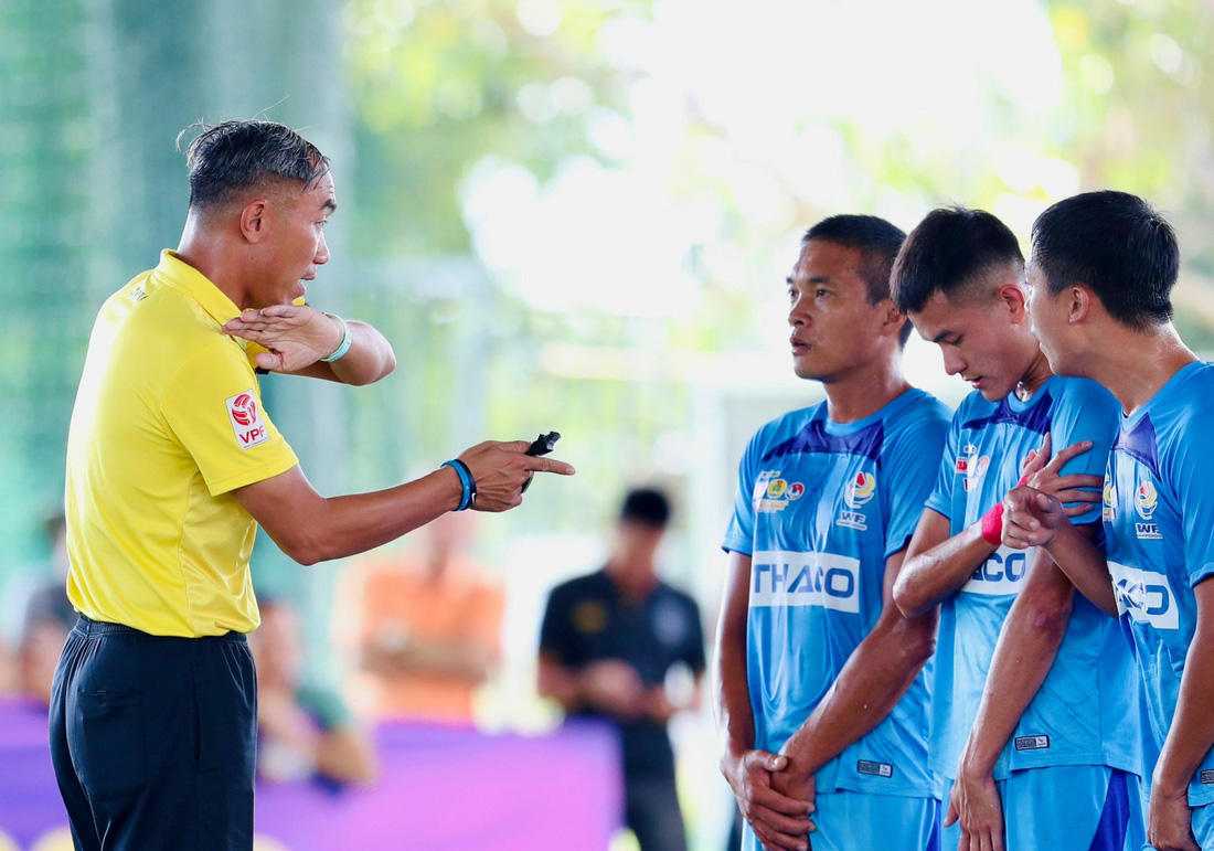 Trọng tài Nguyễn Văn Lưu là trợ lý quen thuộc tại V-League - Ảnh: QUANG ĐỊNH