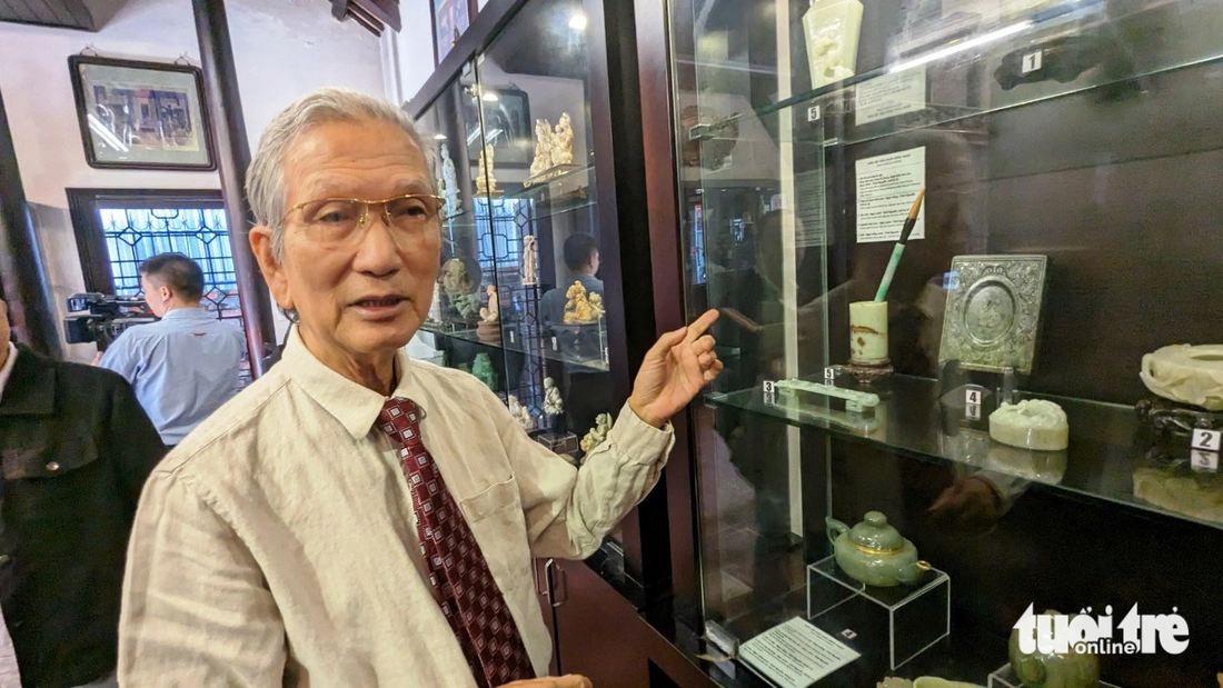 Nhà nghiên cứu Trần Đình Sơn cùng bộ sưu tập cổ vật từ ngọc, đá quý - Ảnh: NHẬT LINH