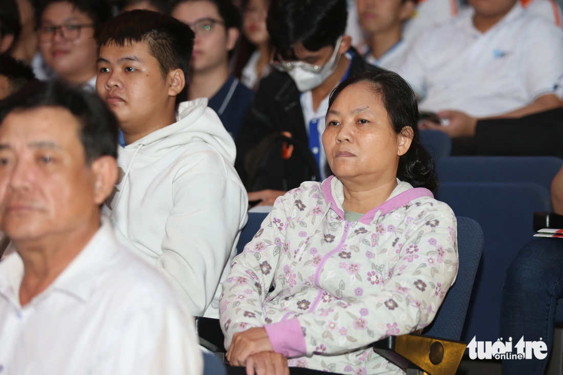 Bà Thanh Lan (51 tuổi, ngụ quận Gò Vấp, TP.HCM) - mẹ của tân sinh viên Nguyễn Vũ Quỳnh Nhi - hồi hộp chờ đợi con lên nhận học bổng - Ảnh: PHƯƠNG QUYÊN