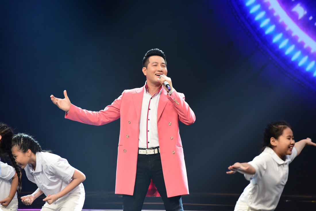 Ca sĩ Nguyễn Phi Hùng và vũ đoàn ABC Kids thể hiện ca khúc &quot;Con đường tôi&quot; - Ảnh: DUYÊN PHAN