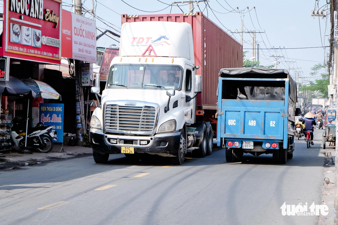 Xe container và xe tải lưu thông cùng thời điểm, chạy trên hai làn đường đã chiếm gần hết mặt đường Vĩnh Lộc. Khi các xe lớn này chạy trước, xe máy muốn qua mặt phải vượt trái qua làn đường ngược chiều hoặc chạy lên vỉa hè
