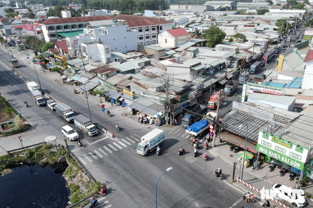 Điểm đầu đường Vĩnh Lộc giao với tỉnh lộ 10. Giao thông tại khu vực này khá căng thẳng bởi lượng lớn xe tải, xe container lưu thông cùng xe máy, người dân khi sang đường phải hết sức tập trung quan sát