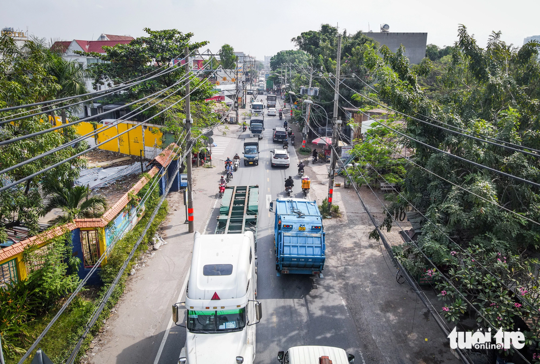 Mặt đường Nguyễn Duy Trinh chỉ rộng khoảng 7m (cả hai hướng). Khi đi cùng chiều, xe ô tô phía sau phải nối đuôi xe trước hoặc lấn làn đối diện nếu muốn vượt qua - Ảnh: CHÂU TUẤN