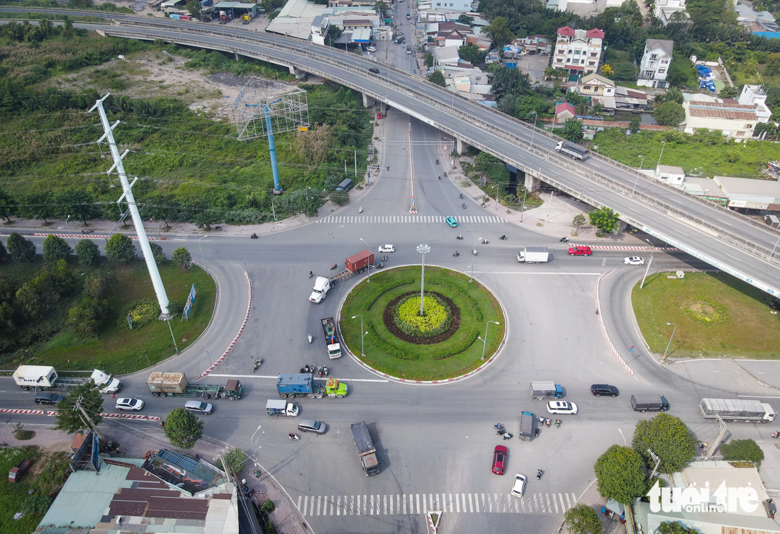 Vòng xoay Phú Hữu (giao đường Nguyễn Duy Trinh - vành đai 2) cũng là một giao lộ &quot;bất ổn&quot; do không có đèn tín hiệu giao thông, xe cộ chạy hỗn loạn - Ảnh: LÊ PHAN