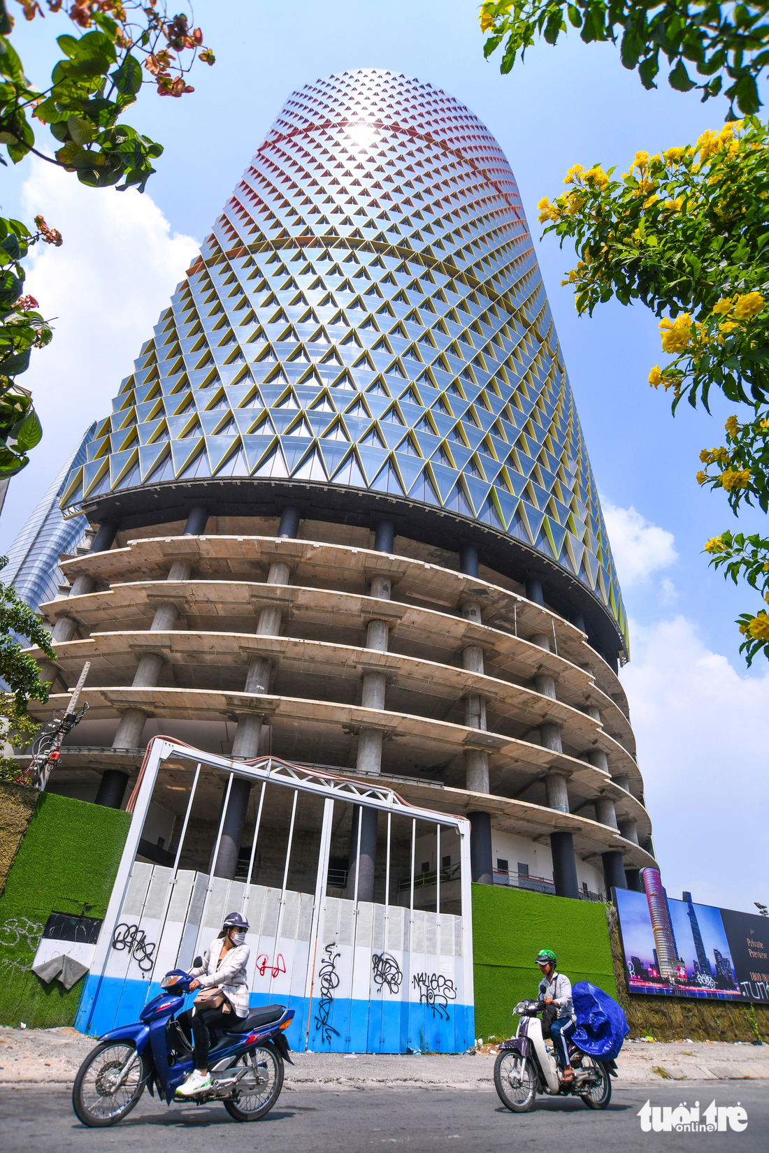 IFC One Saigon (tên ban đầu là Saigon One Tower) được khởi công năm 2009 và dự kiến sẽ hoàn thành vào năm 2011, với tổng vốn đầu tư khoảng 5.000 tỉ thời điểm đó. Khi công trình hoàn thiện khoảng 80%, dự án bị ngưng thi công suốt nhiều năm và kỳ vọng hồi sinh sau khi Viva Land làm chủ đầu tư. Nhưng đến nay Viva Land biến mất, chủ tịch Vạn Thịnh Phát vướng vào vòng lao lý khiến dự án lần nữa long đong - Ảnh: QUANG ĐỊNH