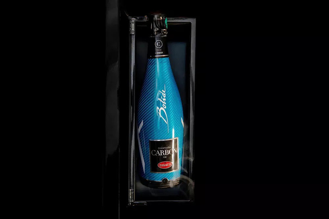 Vỏ chai rượu làm từ sợi carbon thường dùng chế tạo xe Bugatti - Ảnh: Bugatti