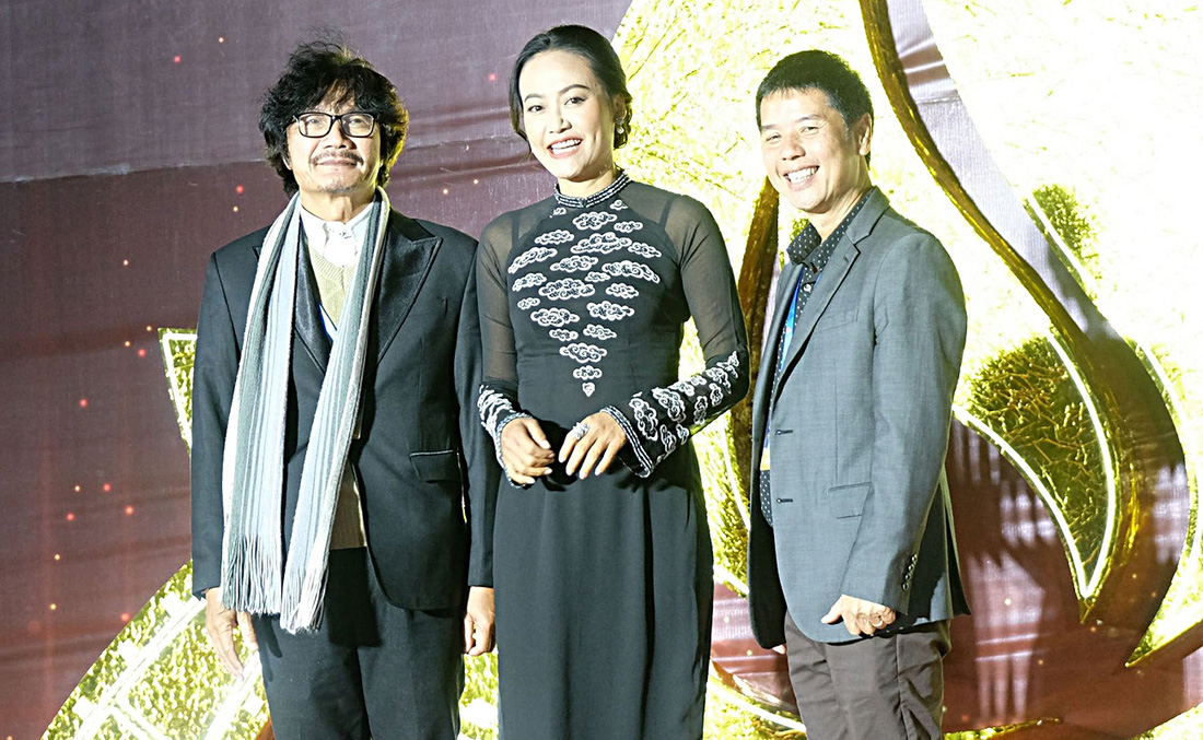 Đoàn phim “Đất rừng phương Nam” gồm nhà sản xuất Trinh Hoan, nghệ sĩ Công Ninh và Hồng Ánh dự thảm đỏ LHP - Ảnh: M.V.