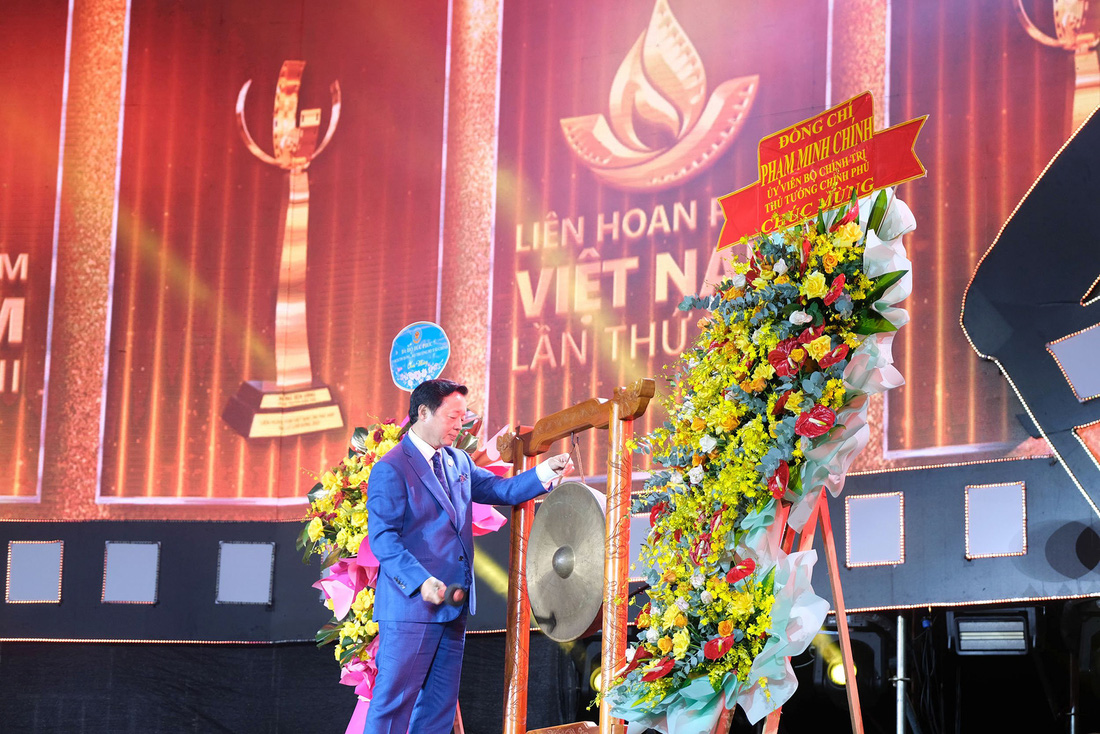Phó thủ tướng Chính phủ Trần Hồng Hà đánh cồng chiêng khởi động LHP Việt Nam lần thứ 23 - Ảnh: M.V.