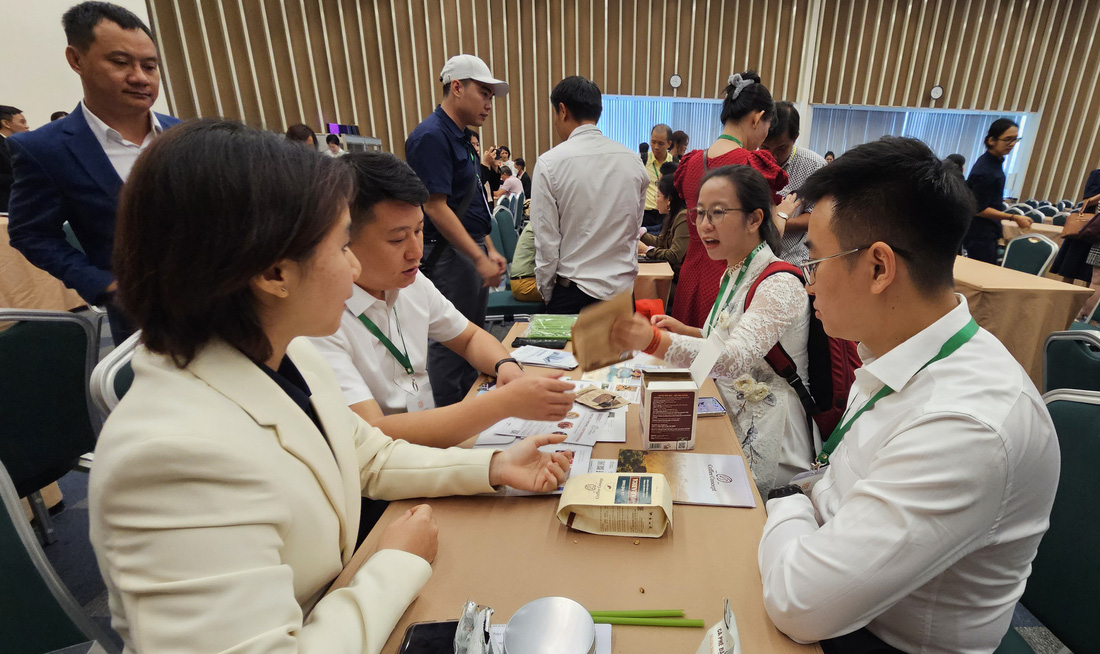 Tại triển lãm, các đối tác Trung Quốc và Việt Nam xúc tiến, tìm kiếm cơ hội hợp tác - Ảnh: N.TRÍ