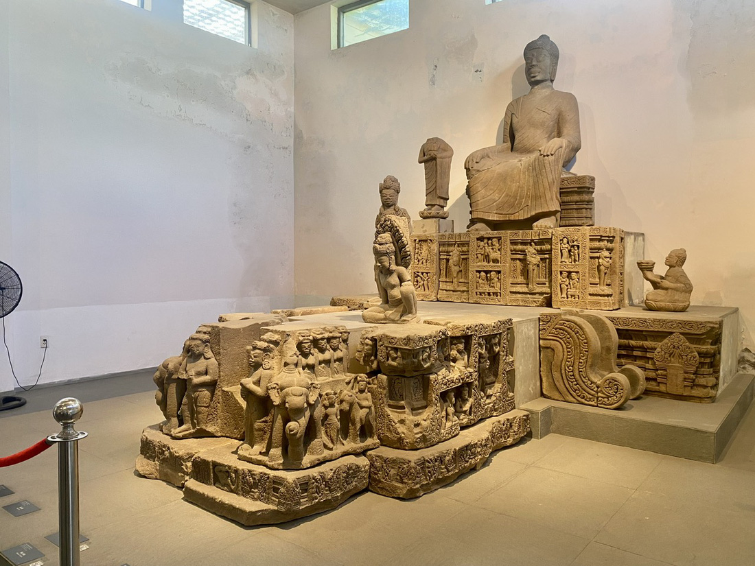 Đài thờ Đồng Dương (cuối thế kỷ IX, đầu thế kỷ X) bằng chất liệu sa thạch, là một trong những bảo vật quốc gia ở bảo tàng này
