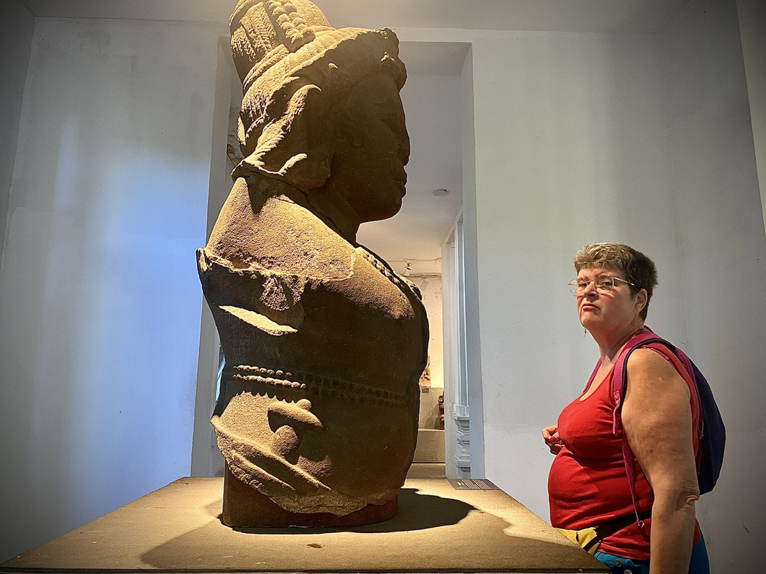 Các cổ vật điêu khắc Chăm đặc biệt được khách nước ngoài thích thú 
