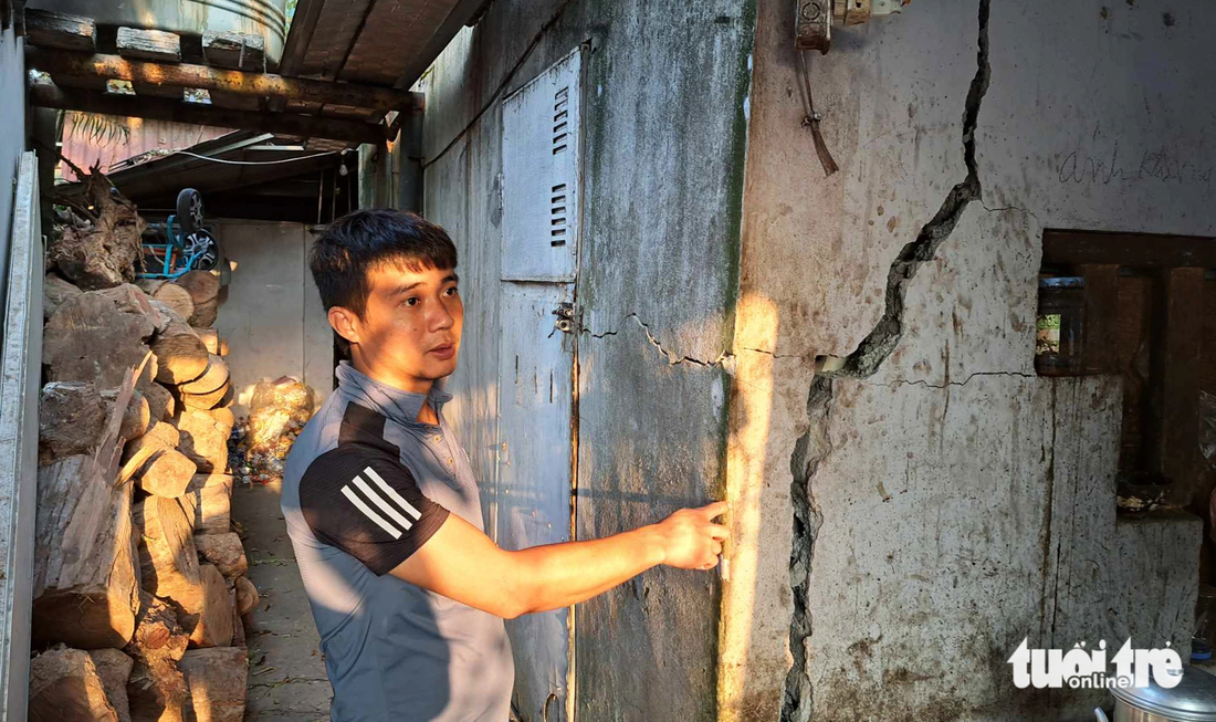Tường nhà dân xuất hiện vết nứt lớn chạy dài sau khi dự án nạo vét kênh thủy nông Bồng Tiên, huyện Vũ Thư, tỉnh Thái Bình được triển khai - Ảnh: KHÁNH LINH