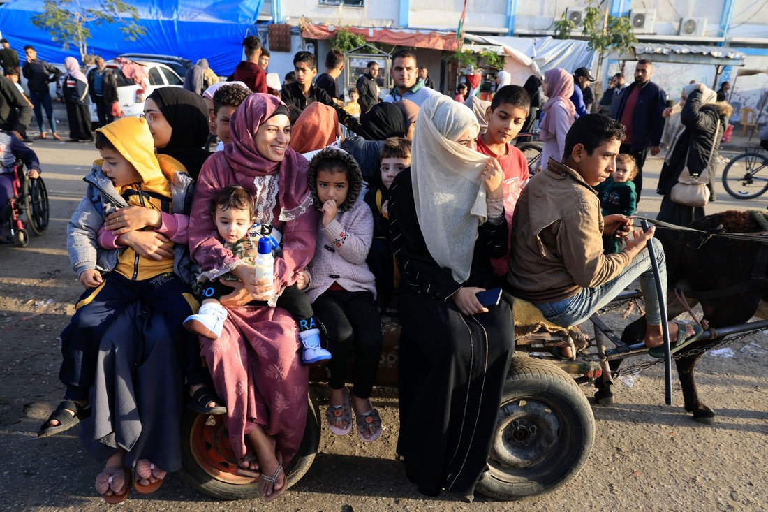 Người dân Palestine tại miền nam Dải Gaza về nhà sau thời gian phải ở tạm tại các nơi trú ẩn tạm thời - Ảnh: AFP