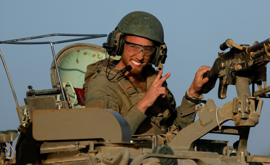Phản ứng phấn khởi của một binh sĩ Israel khi lệnh tạm ngừng bắn có hiệu lực - Ảnh: REUTERS