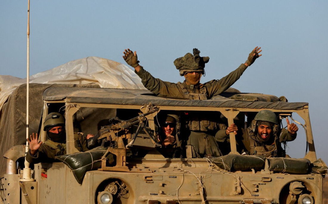 Binh sĩ Israel khi đến gần biên giới - Ảnh: REUTERS