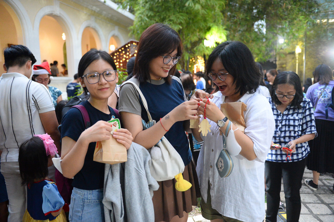 Các bạn trẻ Việt Nam thích thú khi mua được những món đồ lưu niệm vừa ý. Quầy bán hàng lưu niệm và quầy ẩm thực chiếm đa số tại sự kiện. Các loại bánh giành được nhiều sự chú ý hơn cả - Ảnh: HẢI QUỲNH