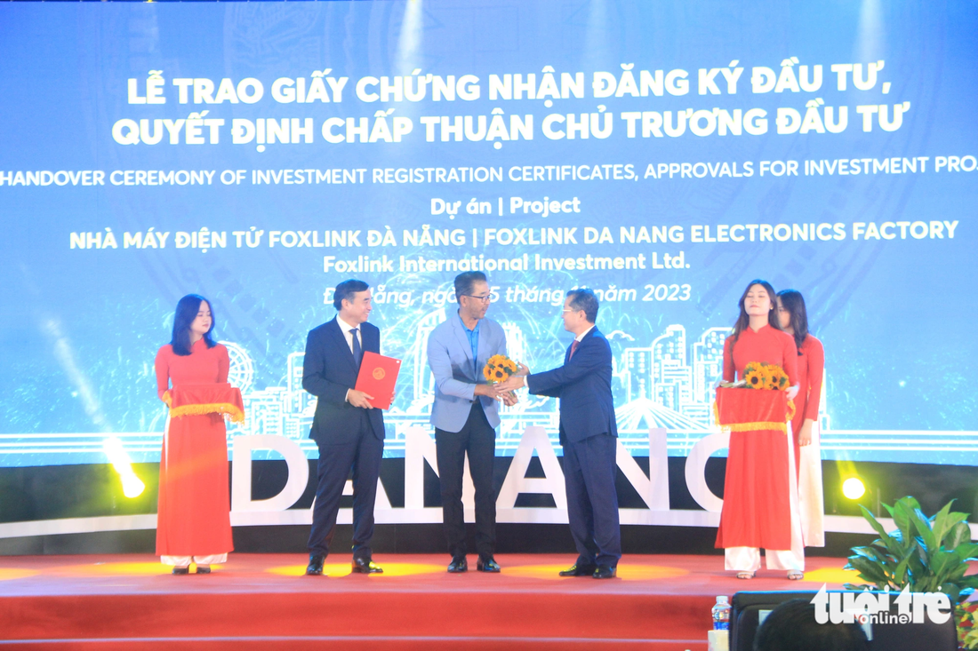 Lãnh đạo thành phố Đà Nẵng trao giấy chứng nhận đầu tư cho các doanh nghiệp nước ngoài trong đợt công bố quy hoạch lần này - Ảnh: TRƯỜNG TRUNG
