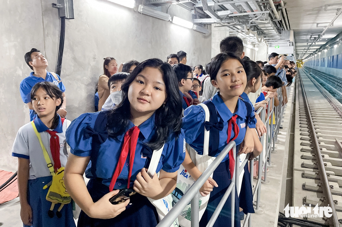 Học sinh tiểu học vui vẻ khi được tham quan ga ngầm Ba Son (thuộc tuyến metro số 1) - Ảnh: CHÂU TUẤN