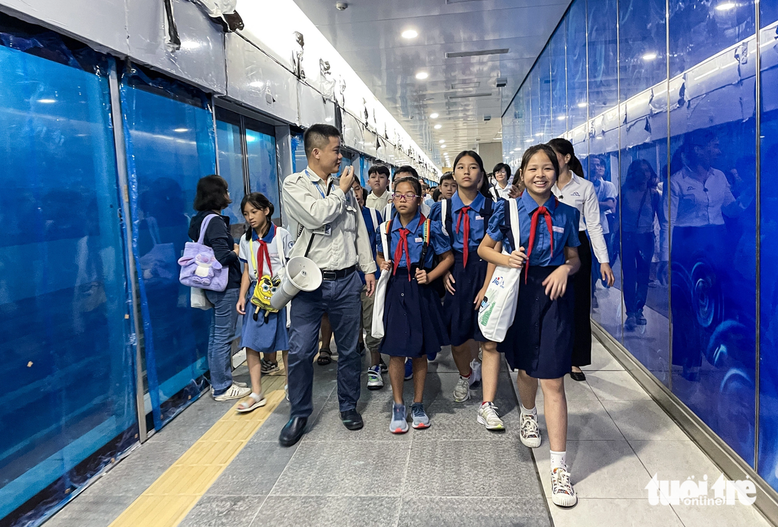 Học sinh được dắt đi tham quan nhiều nơi dưới ga ngầm Ba Son. Tất cả các em bày tỏ sự háo hức, mong chờ đến ngày đoàn tàu metro chính thức hoạt động - Ảnh: CHÂU TUẤN