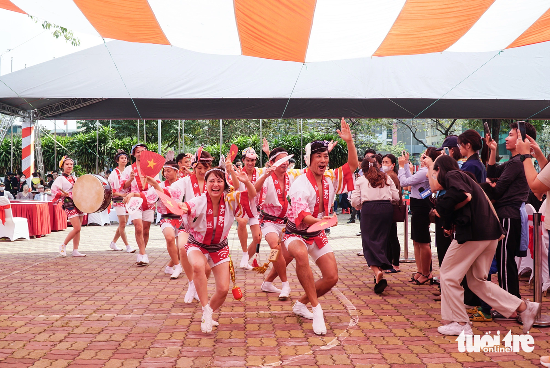 Du khách được hòa mình trong các điệu nhảy lễ hội truyền thống của người Nhật - Ảnh: NGUYỄN HIỀN