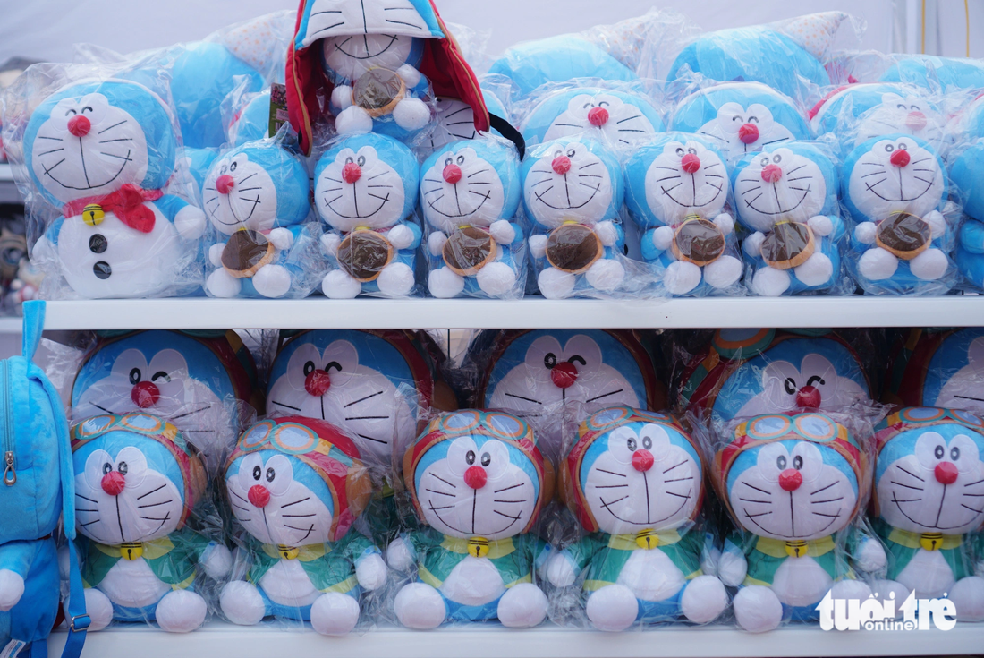 Quầy hàng ngập tràn những chú mèo máy Doraemon - Ảnh: NGUYỄN HIỀN