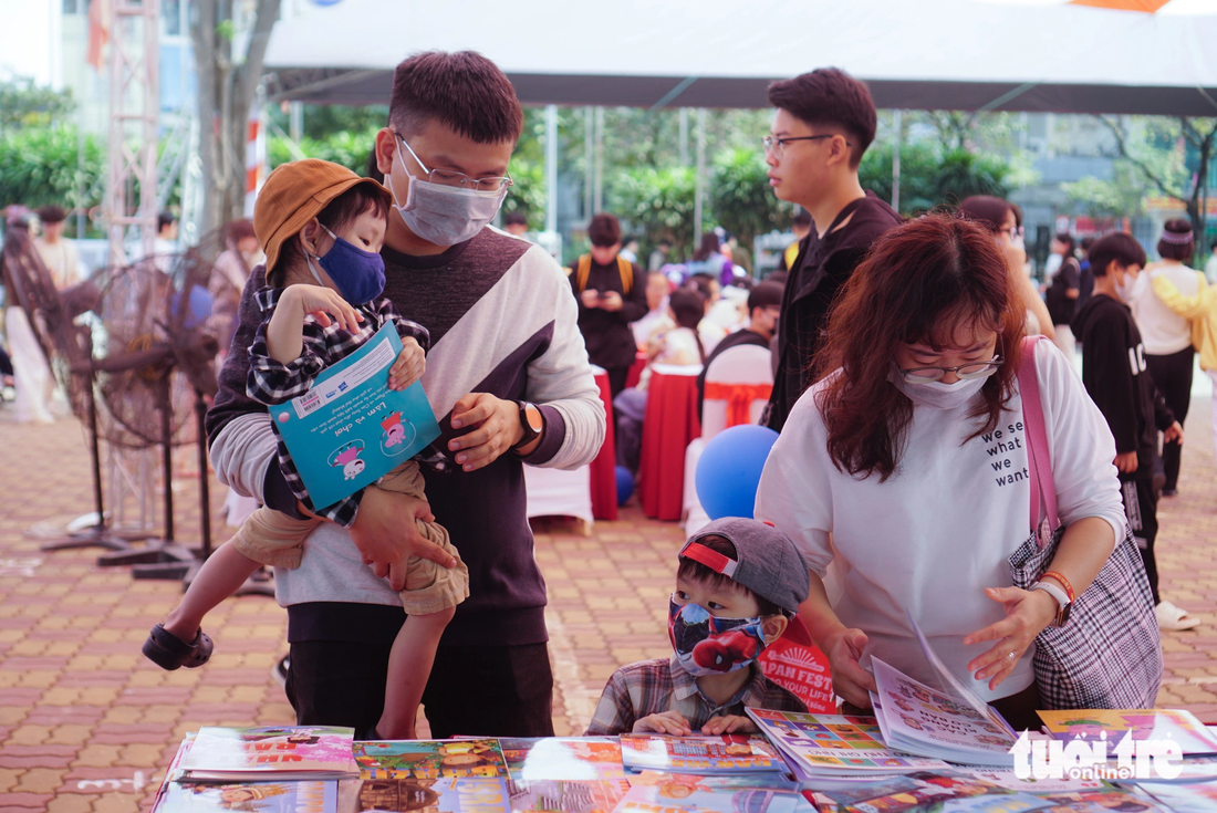 Nhiều gia đình đưa con nhỏ đến lễ hội để trải nghiệm văn hóa Nhật và tìm về tuổi thơ với những cuốn truyện tranh 