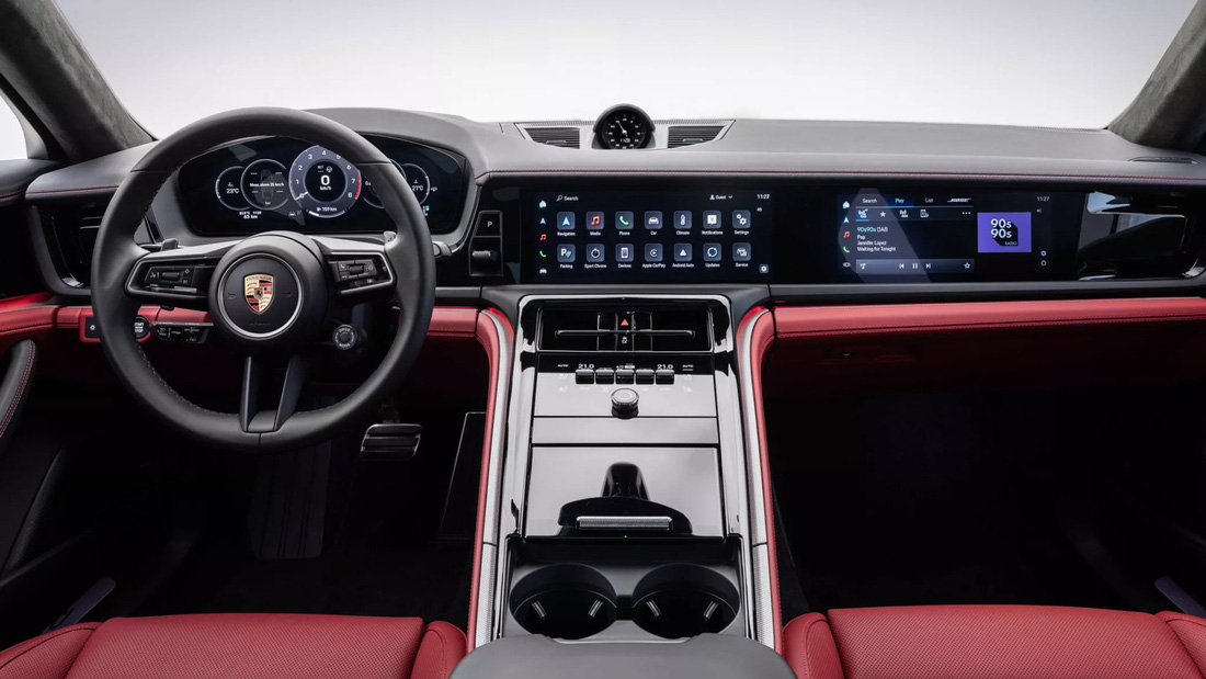 Giao diện 3 màn hình giống Taycan là thay đổi rõ nhất bên trong cabin Panamera 2025 - Ảnh: Porsche