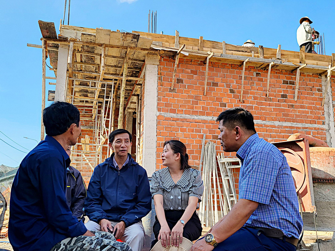 Phút nghỉ ngơi của những hộ dân đầu tiên xây dựng nhà tại khu tái định cư Đồng Bà Thơi (Quảng Ngãi)