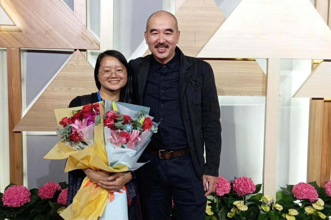 Hà Lệ Diễm cảm ơn "chú Chuyên" vì đã thành lập trung tâm TPD, nơi cô được học và hỗ trợ làm phim tài liệu - Ảnh: Facebook Hà Lệ Diễm