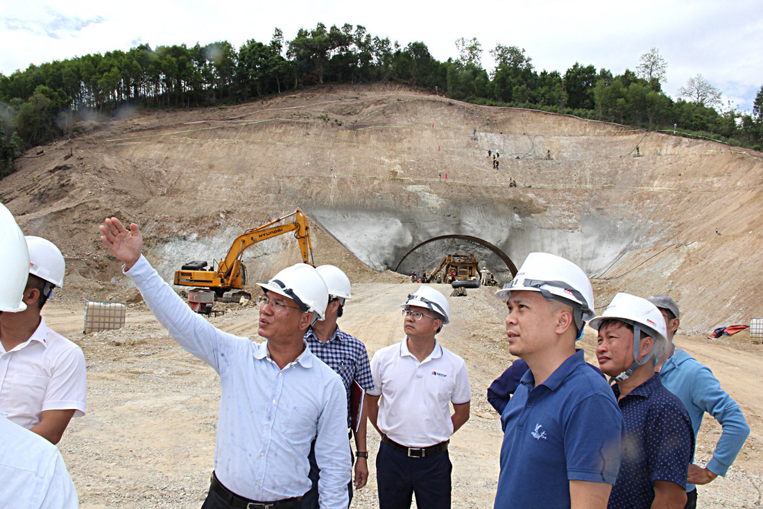 Kỹ sư, chuyên gia và công nhân xây dựng trên công trường cao tốc Quảng Ngãi - Hoài Nhơn đầy nắng gió