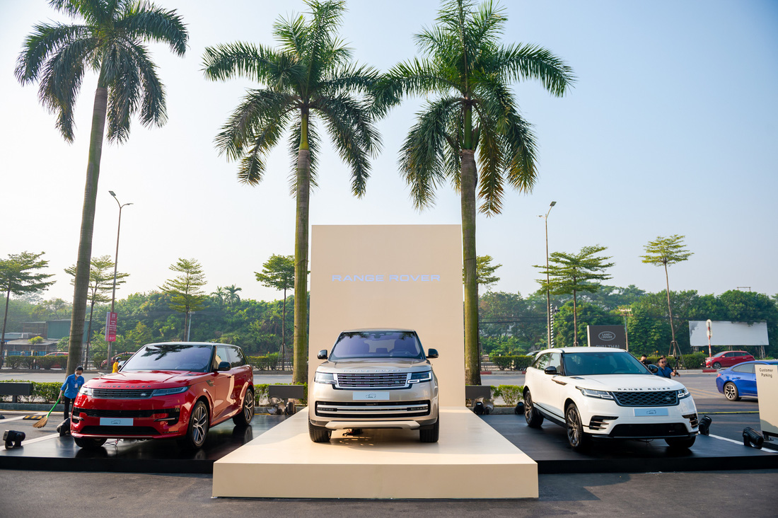 Showroom hiện tại chỉ có xe Land Rover. Khi thị trường xe điện tại Việt Nam sẵn sàng, Jaguar mới xuất hiện trong nước. Jaguar nay đã trở thành thương hiệu 100% điện. JLR đã chuẩn bị sẵn cơ sở hạ tầng cho xe điện tại showroom với 5 trụ sạc, trong đó có 2 trụ sạc tốc độ cao - Ảnh: JLR