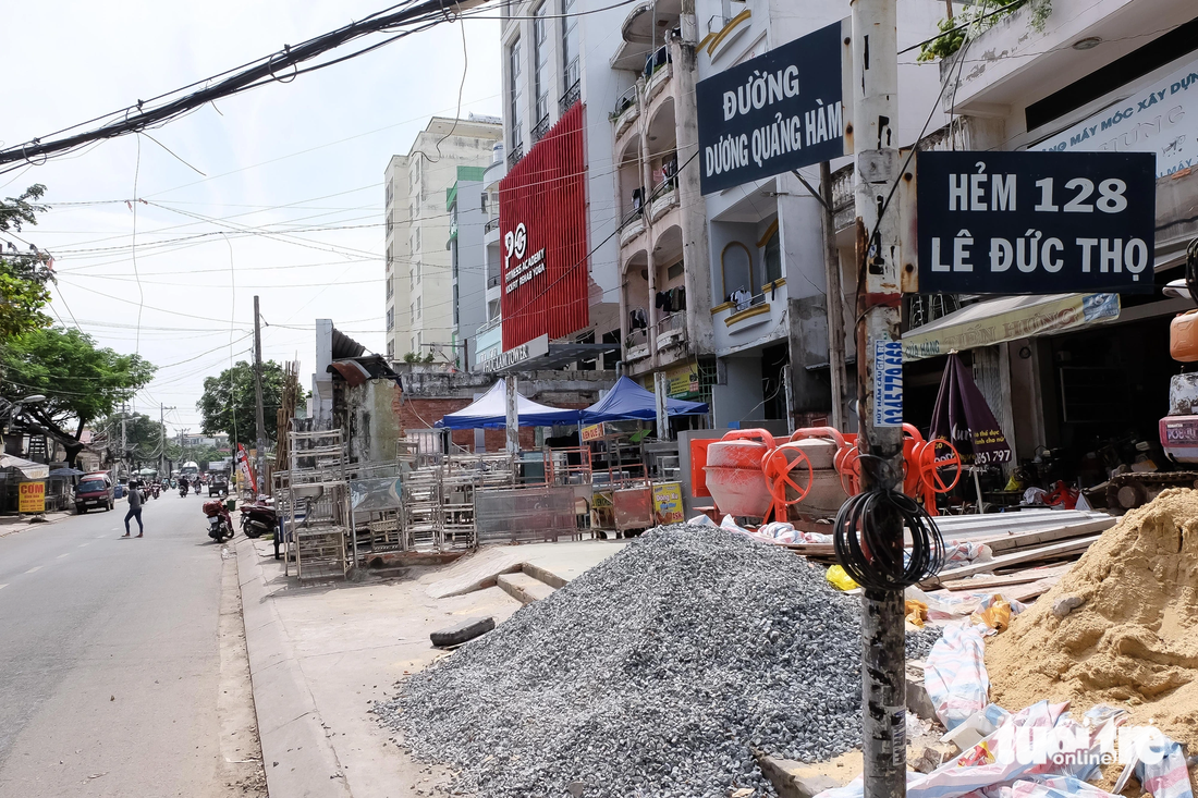 Đại diện UBND quận Gò Vấp cho biết dự án mở rộng đường Dương Quảng Hàm đã được quy hoạch từ năm 1995. Năm nay, ngay khi được phân bổ vốn, dự án gấp rút triển khai. Dự án hoàn thành sẽ giúp giải quyết các điểm nghẽn trên đường Nguyễn Oanh, Nguyễn Thái Sơn, Phan Văn Trị...