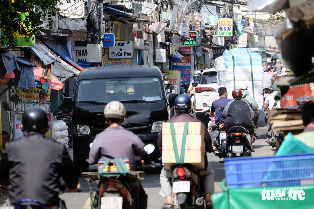Hiện mặt đường Dương Quảng Hàm chỉ rộng 6-8m, lượng xe cộ đi lại nhiều nên thường xuyên xảy ra ùn tắc vào giờ cao điểm