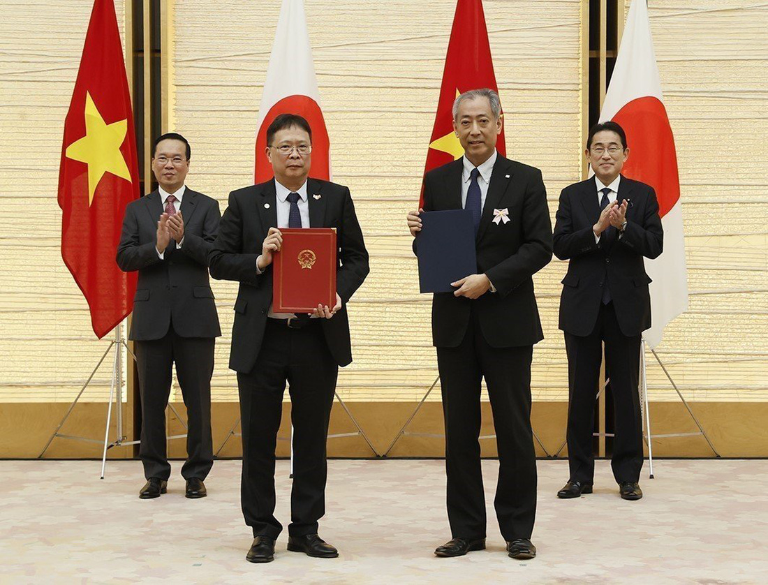 Chủ tịch nước Võ Văn Thưởng và Thủ tướng Kishida Fumio chứng kiến lễ trao các văn kiện hợp tác giữa bộ, ngành hai nước ngày 27-11-2023 - Ảnh: TTXVN