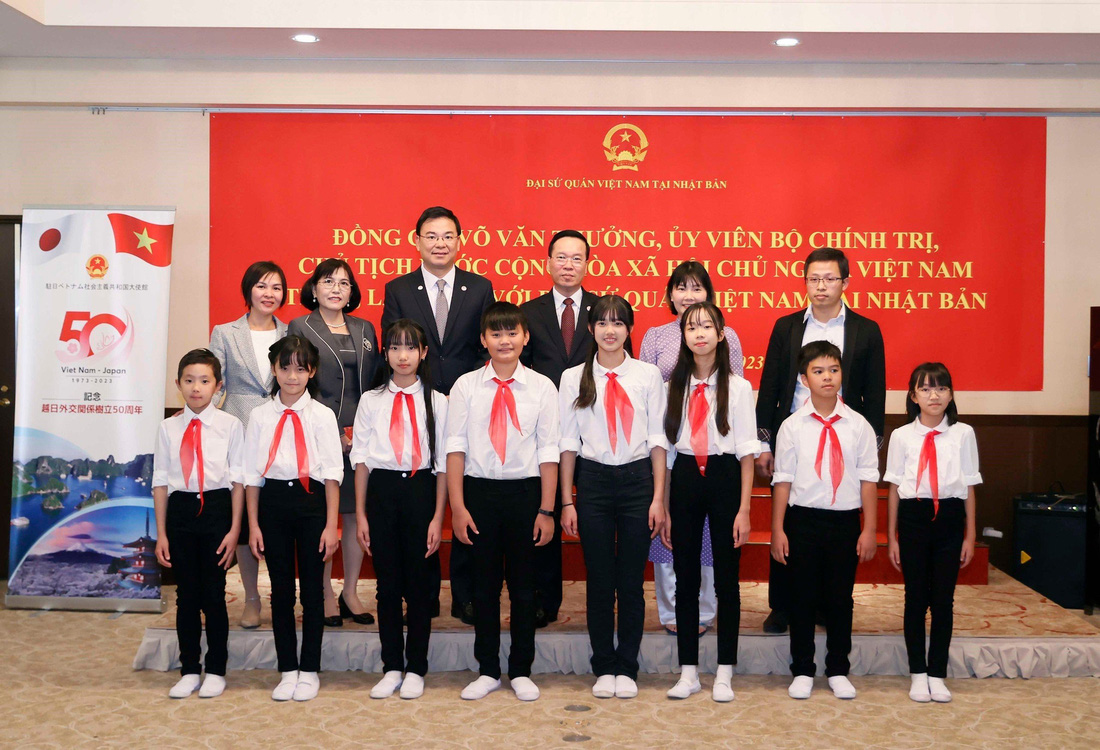 Chủ tịch nước chụp ảnh với các thiếu nhi Việt Nam trên đất Nhật - Ảnh: TTXVN