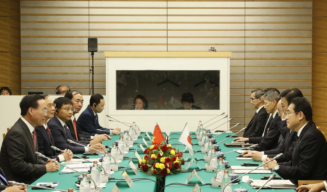 Chủ tịch nước Võ Văn Thưởng và Thủ tướng Nhật Bản Kishida Fumio cùng các quan chức hai bên tại cuộc hội đàm - Ảnh: TTXVN