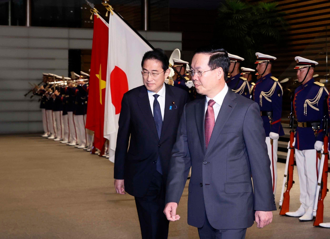 Chủ tịch nước Võ Văn Thưởng và Thủ tướng Nhật Bản Kishida Fumio duyệt đội danh dự - Ảnh: TTXVN