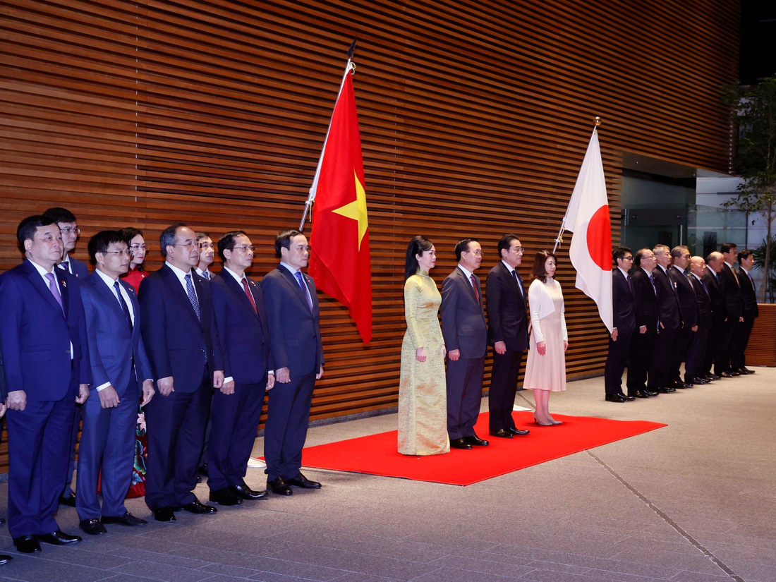Thủ tướng Nhật Bản Kishida Fumio và phu nhân chủ trì lễ đón Chủ tịch nước Võ Văn Thưởng và phu nhân - Ảnh: TTXVN