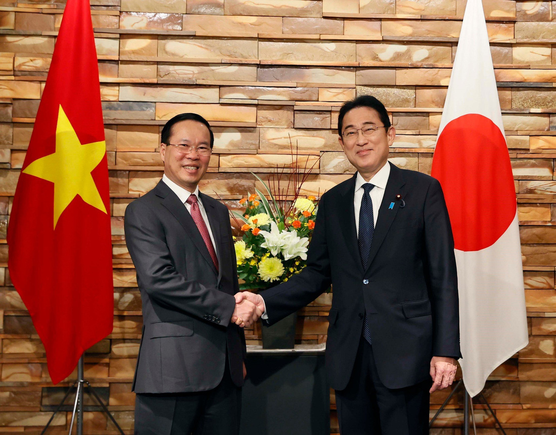 Chủ tịch nước Võ Văn Thưởng bắt tay Thủ tướng Nhật Bản Kishida Fumio sau lễ đón chiều tối 27-11 - Ảnh: TTXVN