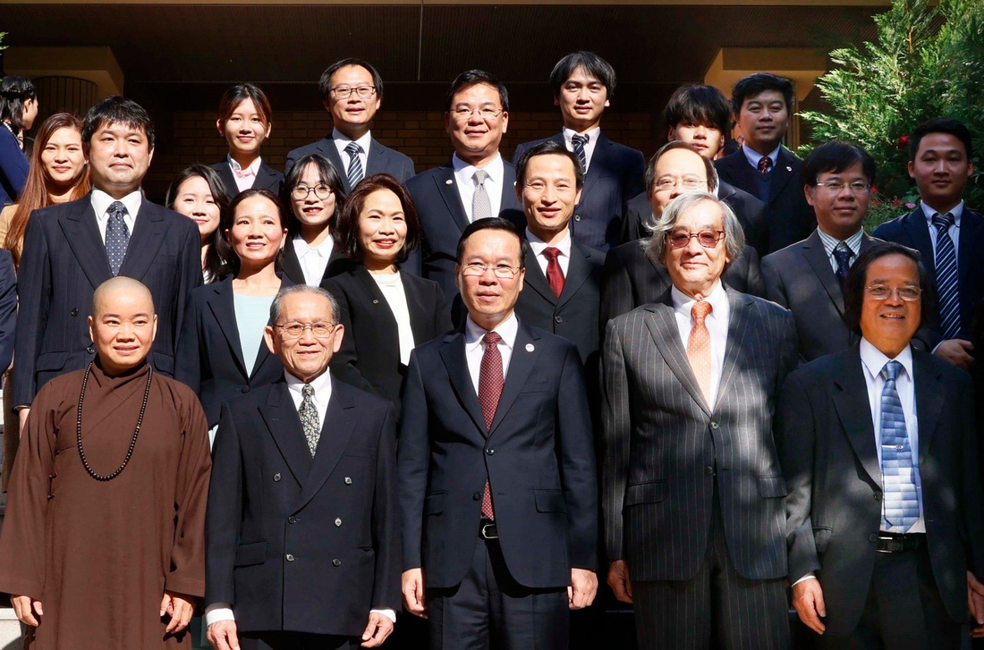Chủ tịch nước Võ Văn Thưởng chụp ảnh cùng các trí thức người Việt, cán bộ và nhân viên Đại sứ quán Việt Nam tại Nhật Bản - Ảnh: TTXVN