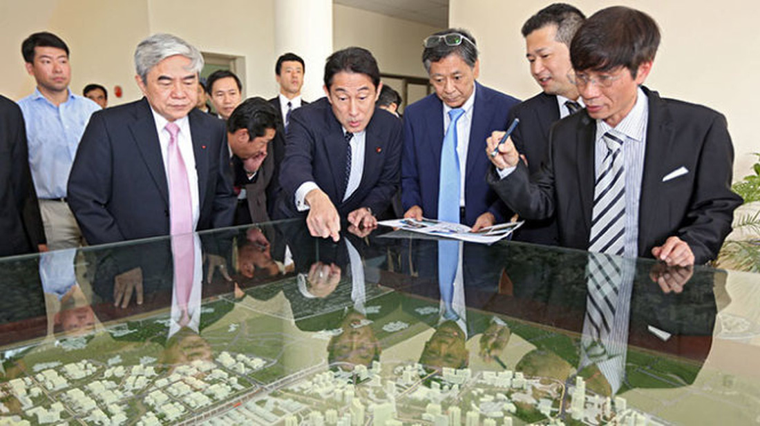 Ông Kishida Fumio xem mô hình Khu công nghệ cao Hòa Lạc khi thăm Việt Nam năm 2014 trên cương vị ngoại trưởng Nhật Bản - Ảnh: VIỆT DŨNG