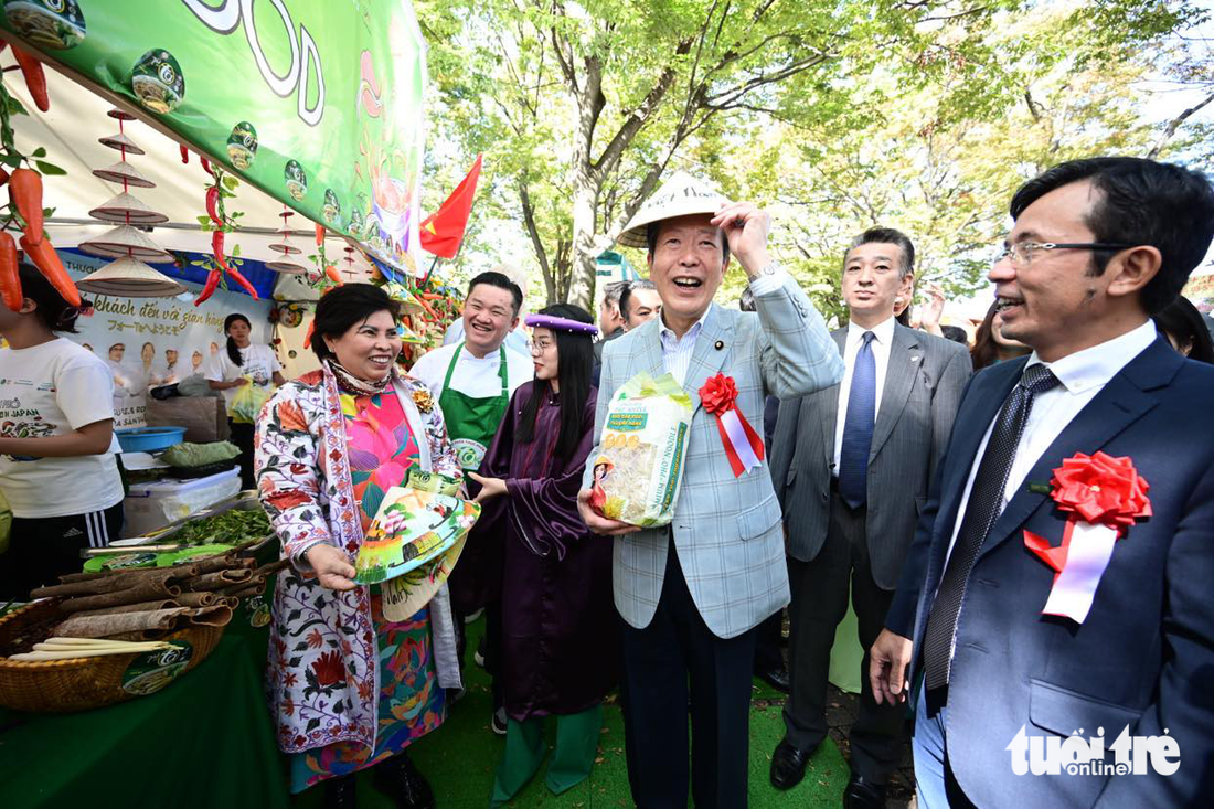 Ông Yamaguchi Natsuo, chủ tịch Đảng Công Minh Nhật Bản (giữa) và Phó tổng biên tập báo Tuổi Trẻ Trần Xuân Toàn thăm một gian hàng tại &quot;Vietnam Phở Festival 2023&quot; tháng 10-2023 ở Nhật Bản - Ảnh: QUANG ĐỊNH