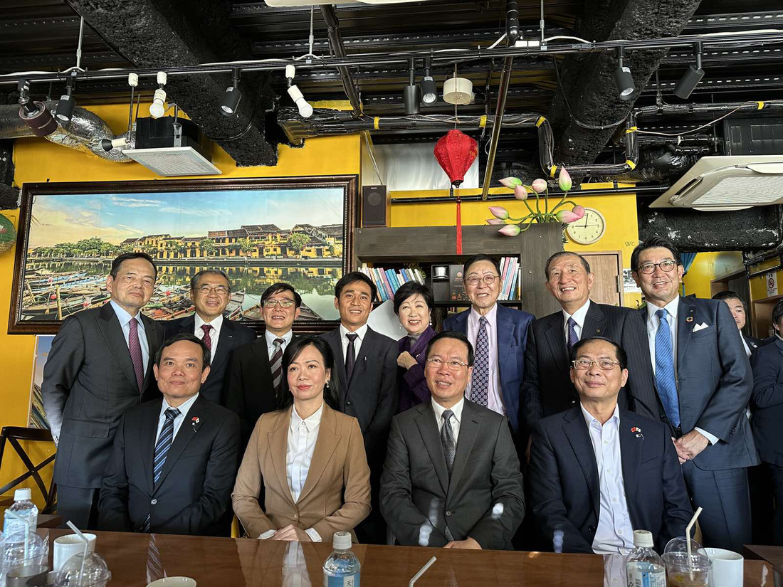 Chủ tịch nước Võ Văn Thưởng và phu nhân cùng các quan chức Việt Nam và Nhật Bản, lãnh đạo một số tập đoàn tại tiệm Bánh mì Xin chào - Ảnh: Nhân vật cung cấp