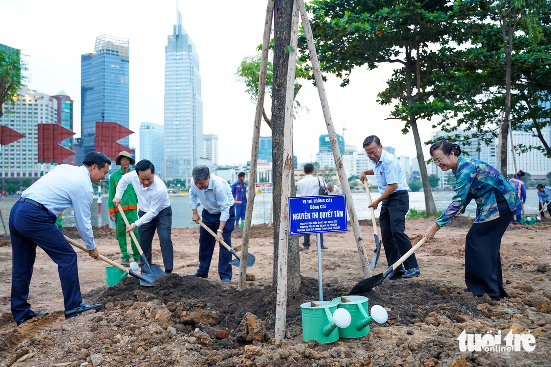 Lãnh đạo, nguyên lãnh đạo TP.HCM, TP Thủ Đức tham gia lễ phát động trồng cây tại bờ sông Sài Gòn phía Thủ Thiêm chiều 28-11 - Ảnh: CHÂU TUẤN
