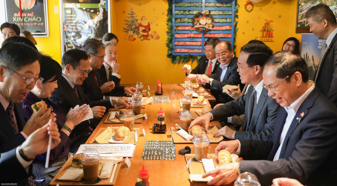 Chủ tịch nước và phu nhân cùng các quan chức Việt Nam, lãnh đạo Tokyo và một số tập đoàn Nhật Bản ăn bánh mì - Ảnh: NGUYỄN HỒNG/Báo Thế giới và Việt Nam