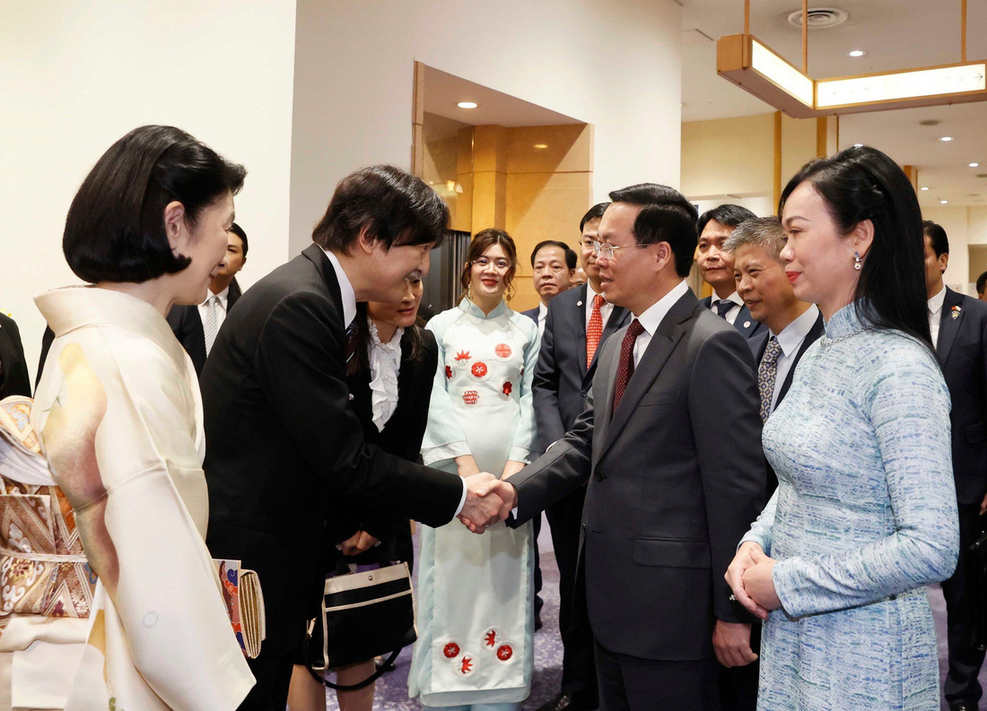 Chủ tịch nước Võ Văn Thưởng và Phu nhân chào Hoàng thái tử Nhật Bản Akishino và Công nương tại lễ kỷ niệm - Ảnh: TTXVN