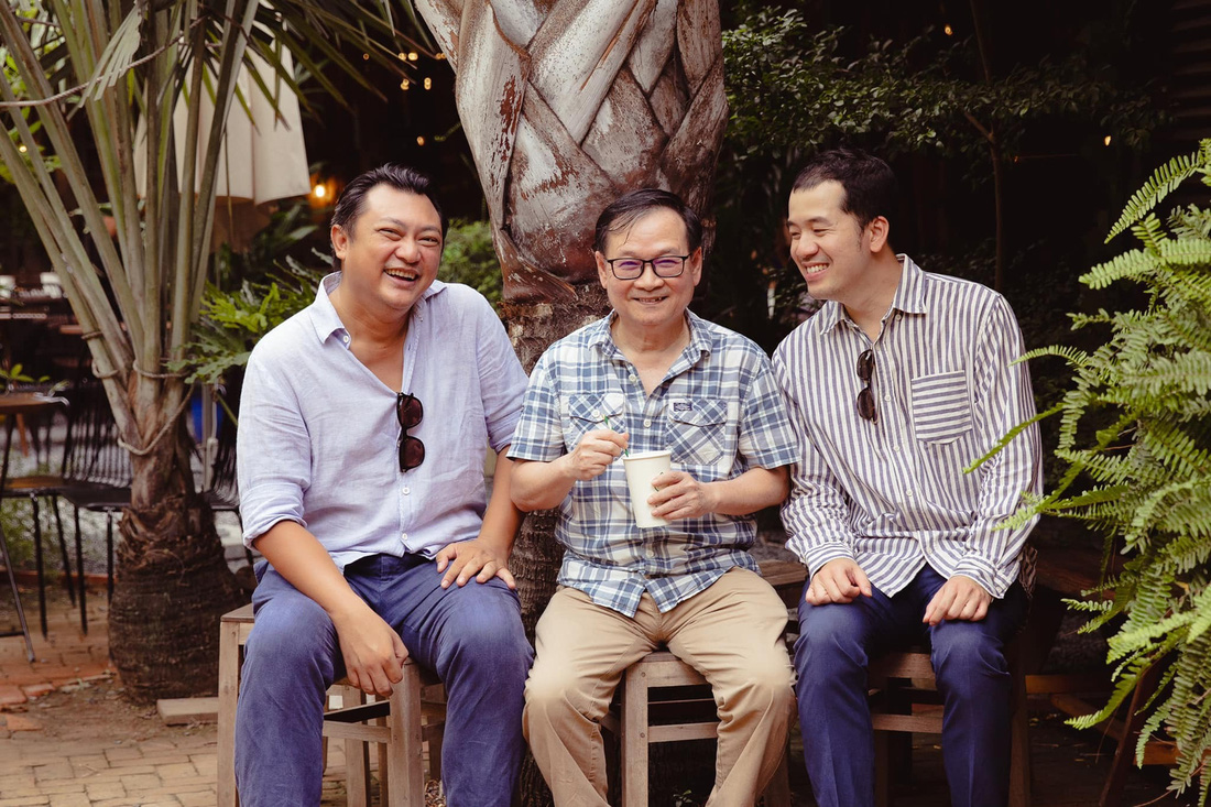 Nhà sản xuất Phan Gia Nhật Linh, nhà văn Nguyễn Nhật Ánh và đạo diễn Trịnh Đình Lê Minh (từ trái sang) gặp gỡ để thảo luận về dự án phim điện ảnh &quot;Ngày xưa có một chuyện tình&quot; quay tại Phú Yên - Ảnh: NVCC