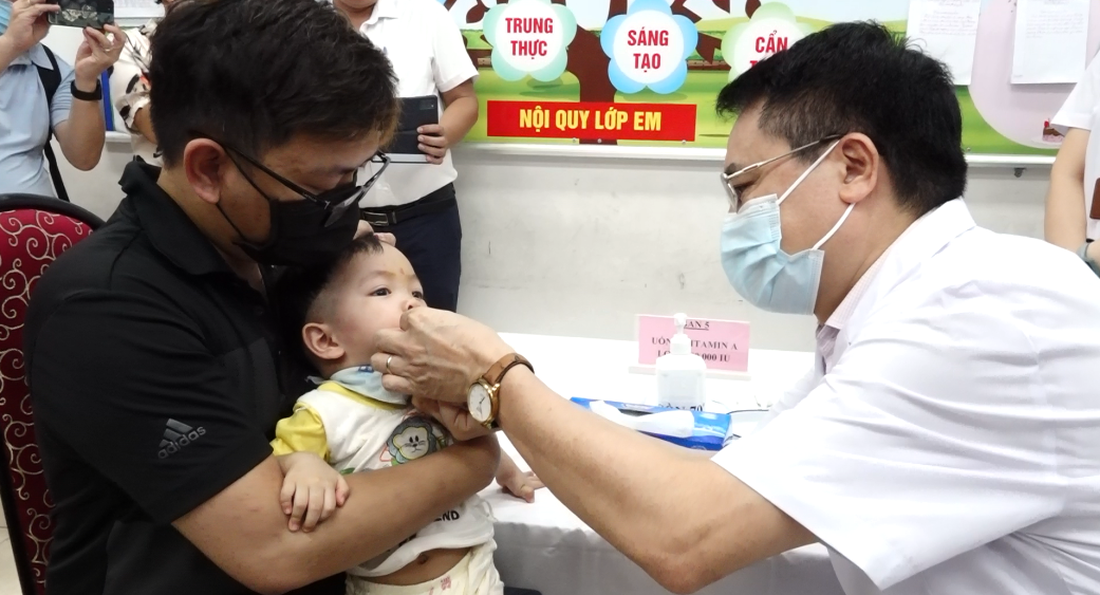 Trẻ uống vitamin A liều cao tại Hà Nội - Ảnh: DƯƠNG LIỄU
